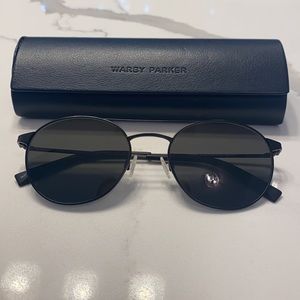Warby Parker Women round sunglasses. Black.